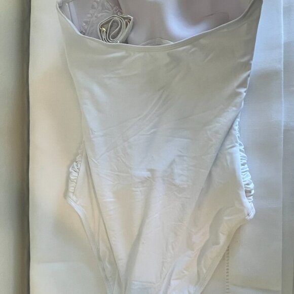 Bleu Rod Beattie Kore Twist Bandeau Premium One-Piece Swimsuit in White Size 10 - Picture 5 of 6